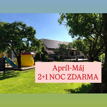 Apartmany Berries Valča エクステリア 写真