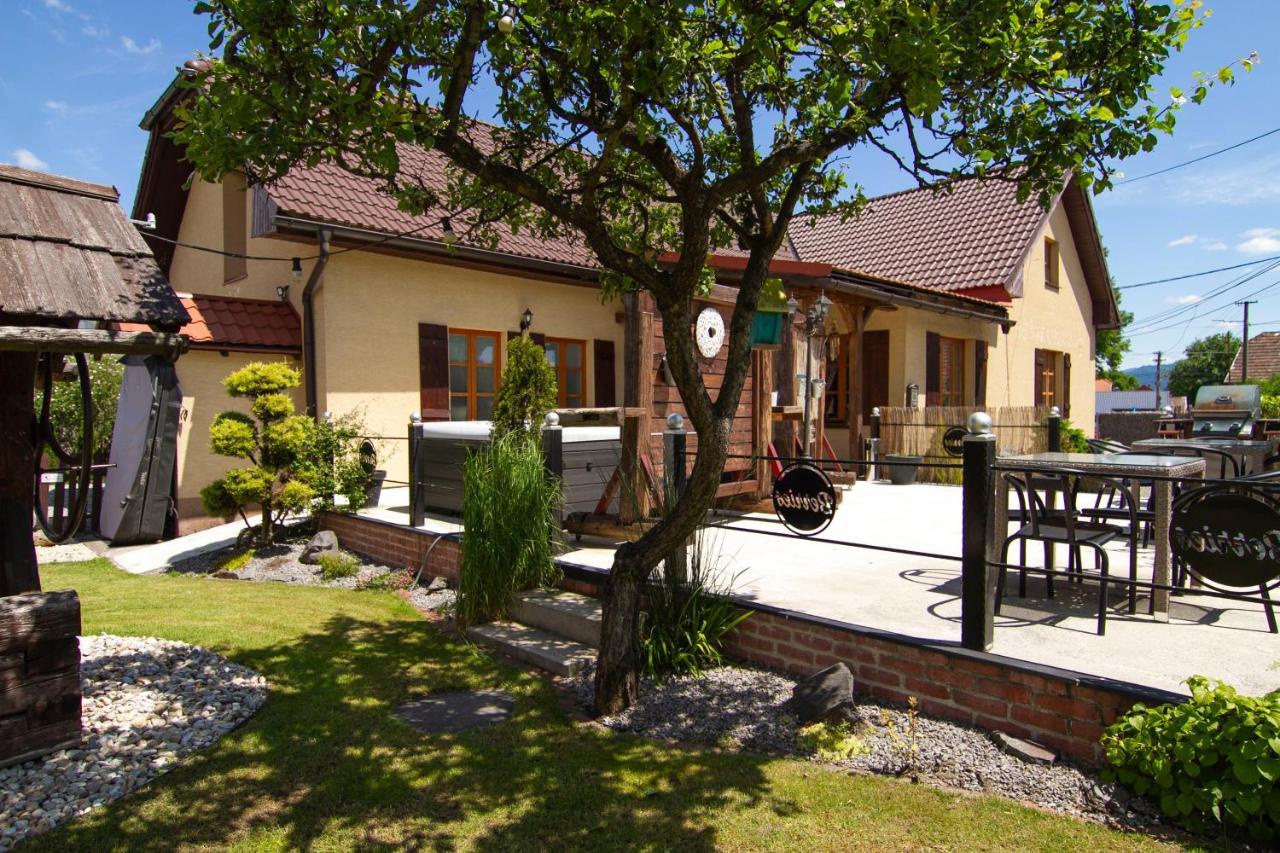 Apartmany Berries Valča エクステリア 写真